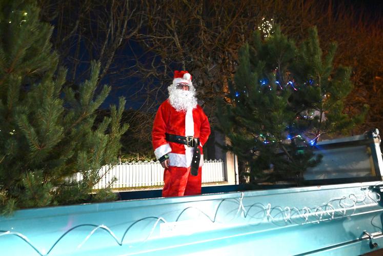 Le Père Noël était bien présent à Vendôme le week-end dernier depuis sa remorque.