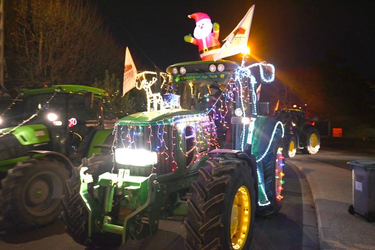 Le traditionnel défilé de tracteurs illuminés a vu une quinzaine de tracteurs partir du cinéma de Vendôme. 