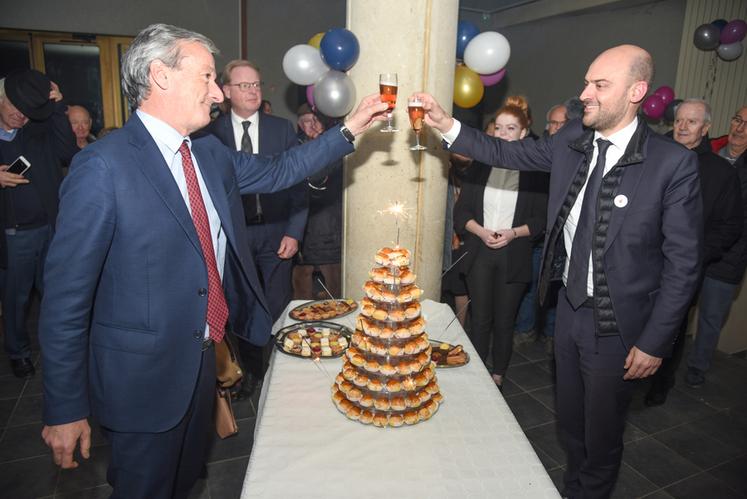 Vendredi 16 décembre, à Châteaudun. Le ministre du Numérique, Jean-Noël Barrot (à d.), est venu fêter le 6e anniversaire du campus Les Champs du possible avec son ami Philippe Vigier.