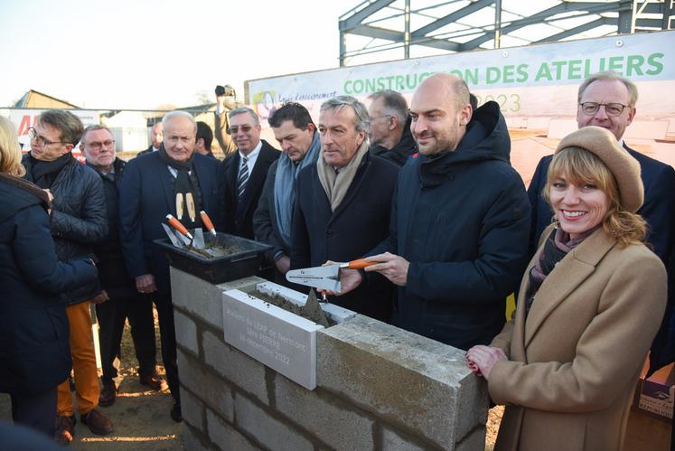 L'anniversaire du campus a aussi été l'occasion de poser très officiellement la première pierre des futurs ateliers du LEAP de Nermont.