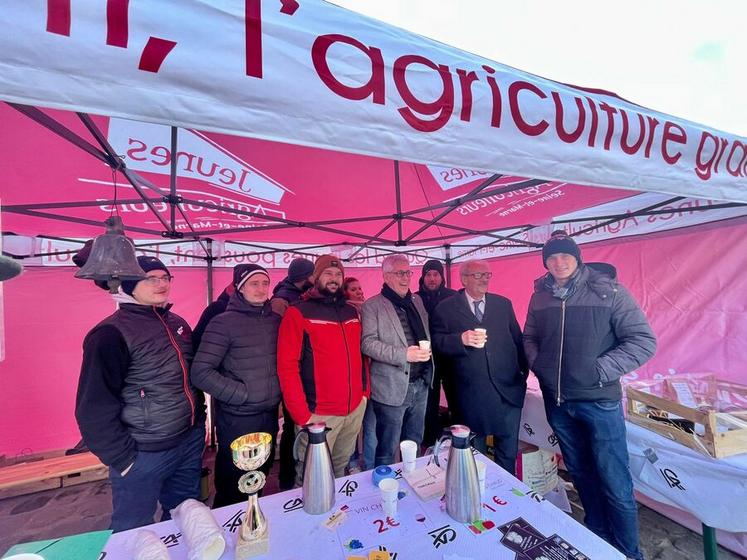 Égreville, samedi 10 décembre. Le député de la circonscription, Frédéric Valletoux, et le maire, Pascal Pommier, sur le stand de JA 77.