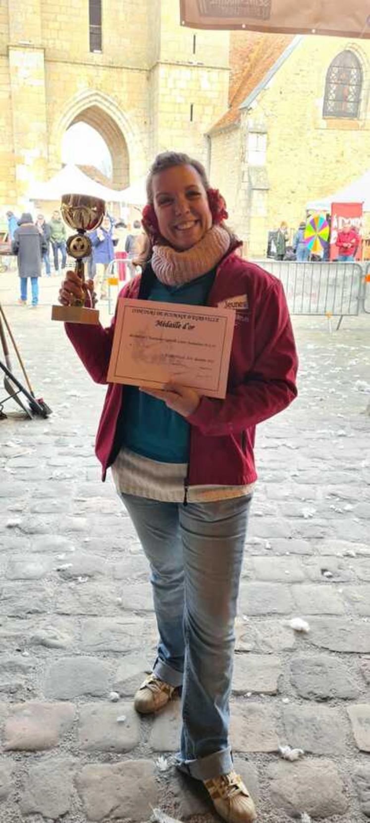 Première participation, première victoire au concours de plumage pour Pauline Simony.