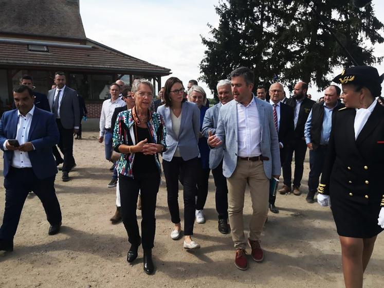 Le 27 mai à Sandillon (Loiret), la FNSEA CVL a rencontré la Première ministre Élisabeth Borne, accompagnée de la ministre de la Transition écologique, en déplacement dans une exploitation agricole touchée par la sécheresse. L’occasion d’aborder les enjeux de l’irrigation et du stockage de l’eau.