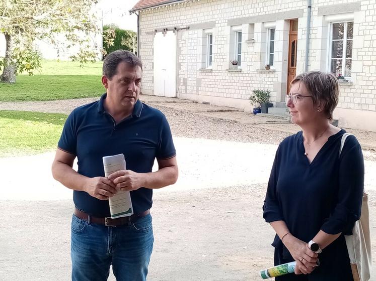 La directrice régionale de l’Agriculture, de l’Alimentation et de la Forêt, Virginie Jorissen, s'est rendue chez Sébastien Prouteau, président de la FNSEA CVL et agriculteur à Maillé (Indre-et-Loire), le 29 octobre. L’occasion pour le syndicat d’évoquer les thématiques qui le préoccupent à court et moyen terme.