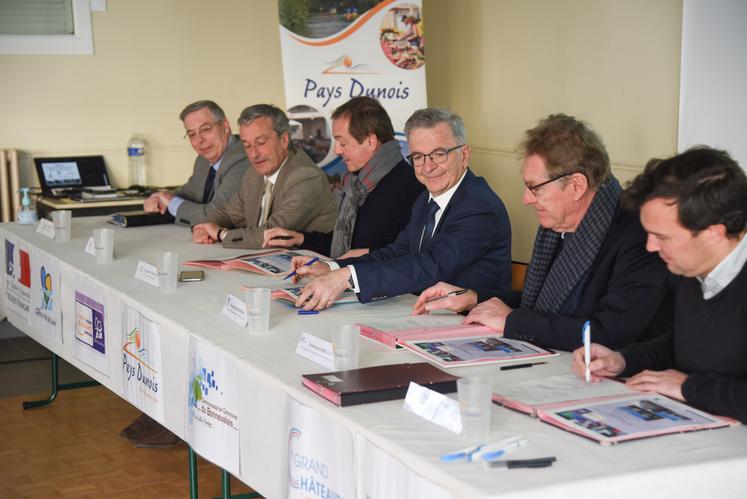 Le 19 décembre, à Neuvy-en-Dunois. Sous le regard du sous-préfet de l'arrondissement, Hervé Demais (à g.), et du député Philippe Vigier, les élus du Pays dunois ont signé avec la Région le bilan à mi-parcours du CRST.