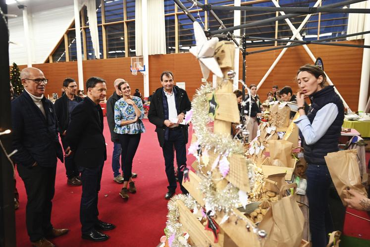 Les élus locaux et les représentants de la profession agricole ont participé à la visite officielle du marché de Noël. Ils sont allés à la rencontre des producteurs. 