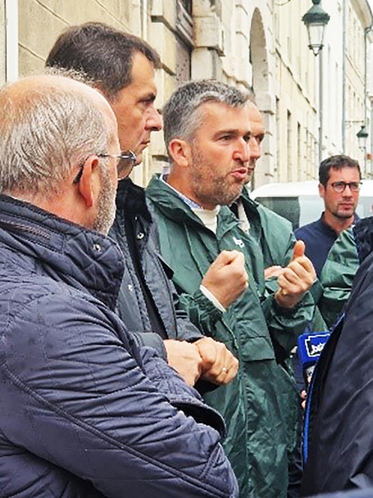 Lundi 26 septembre, à l’occasion d’une conférence de presse devant le tribunal d’Orléans (Loiret), les responsables des régions du bassin Loire-Bretagne sont venus officialiser le dépôt du recours collectif contre le nouveau Sdage (Schéma directeur d’aménagement et de gestion de l’eau) tout en dénonçant ses dérapages. Un recours a également été déposé par la FNSEA 28 contre le Sdage Seine-Normandie.