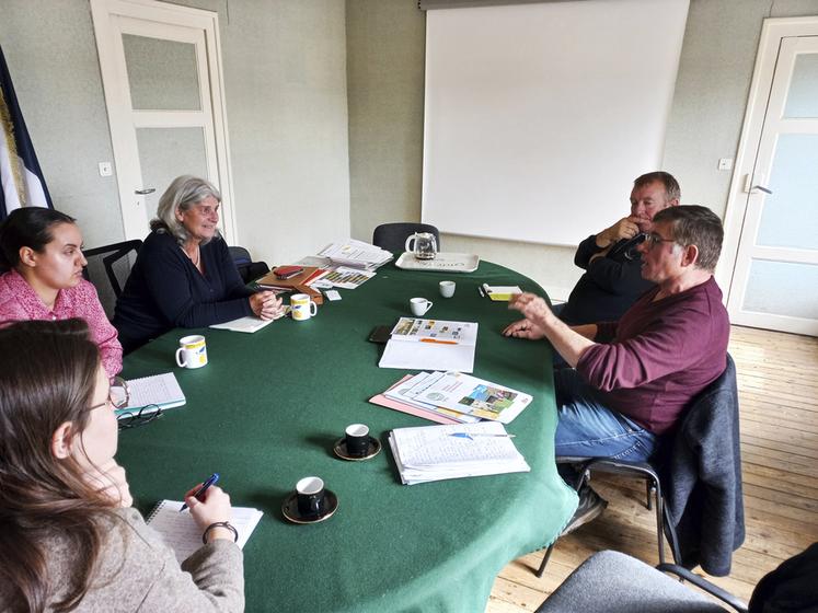 Depuis leur création en 2020, les syndicats d’exploitants agricoles (SEA) ont pour vocation de participer à la dynamique agricole des communautés de communes. Par exemple, le 21 mars, la rencontre de Didier Delory, président de la FNSEA 41, et Didier Serreau, référent com-com du SEA des Collines du Perche, avec Karine Gloanec, présidente de la communauté de communes, a permis d’identifier les thèmes d’actions que les deux entités peuvent mener en commun.