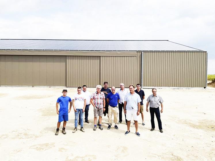 La SAS Agrisolaire 28 a été constituée en mars 2021 avec l'appui de la FNSEA d'Eure-et-Loir pour mutualiser la construction de bâtiments agricoles avec une toiture photovoltaïque. Elle rassemble 13 agriculteurs associés portant un projet de 3,5 millions d'euros. La phase de construction de 14 bâtiments est en cours, plusieurs centrales solaires sont en production depuis l'été 2022.