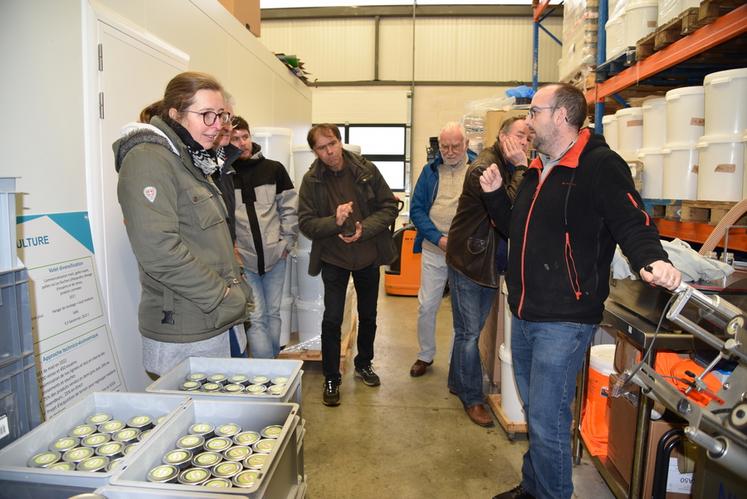 Le 1er décembre à Buchelay (Yvelines) lors de la visite de la miellerie d'Alexandre Valgres.