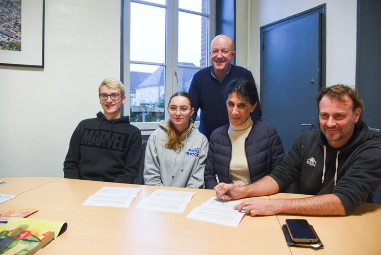 Le 20 décembre, à Courville-sur-Eure. Le président de l'association T'Cap, Jean-Sébastien Nottez (à d.), Luna et Lorenzo (à g.) ont signé une convention devant le maire de Courville, Hervé Buisson.