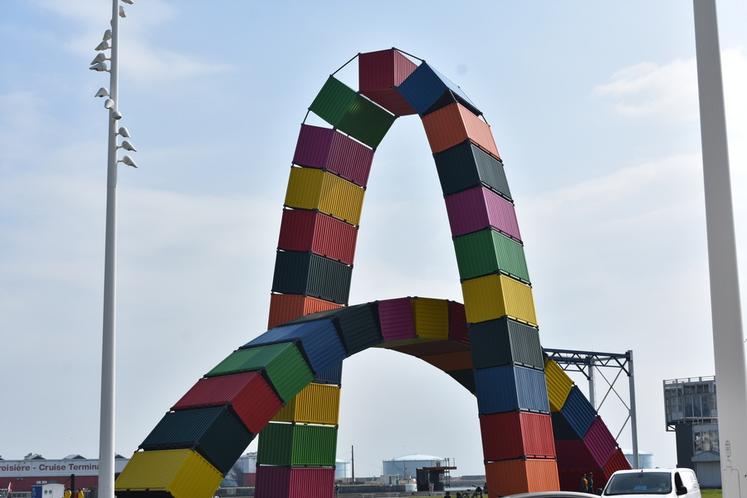 La sculpture Catène de containers, de Vincent Ganivet.