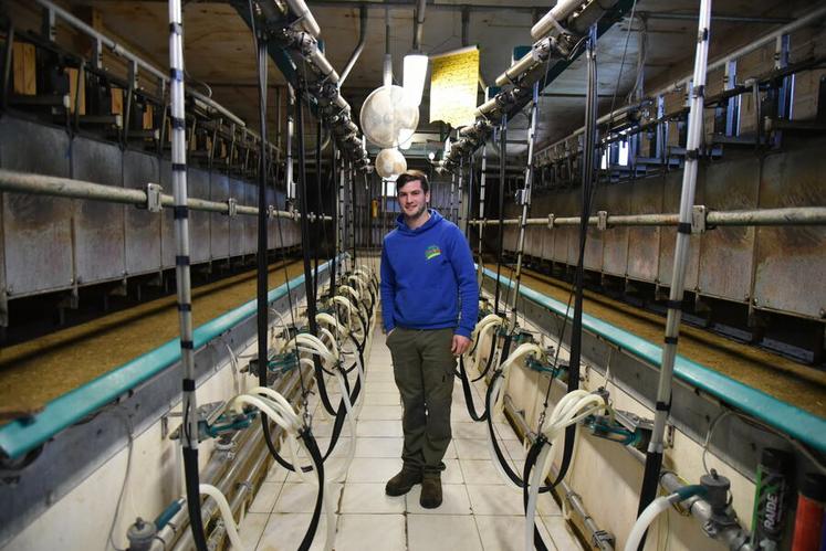 Dans sa salle de traite laissée opérationnelle, Foucauld Le Grelle peut traire 32 chèvres en même temps.