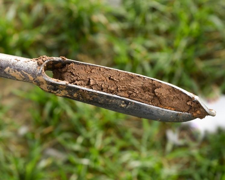 Une tarière est disponible dans chaque commune auprès du correspondant communal pour réaliser les prélèvements.