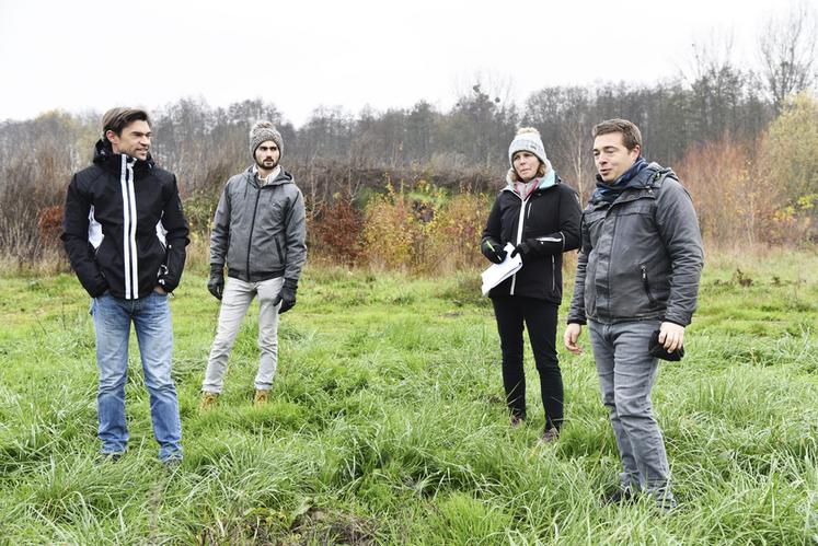 Le 5 décembre, à Bonnelles (Yvelines). Johann Laskowski (à d.) a accueilli les agriculteurs désireux de découvrir la production de houblon.