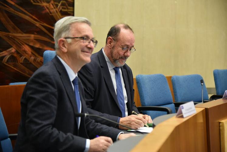 François Bonneau et Marc Gaudet, présidents respectivement de la Région et du Loiret, ont signé une convention partenariale à l'Hôtel du Département.