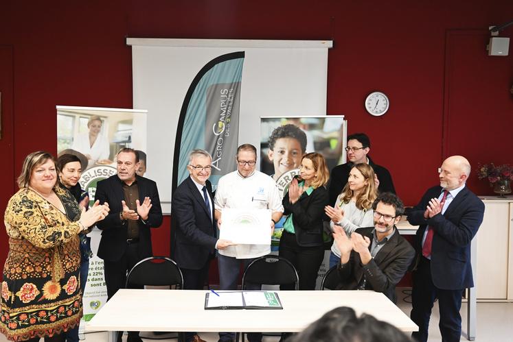 Le chef de cuisine du lycée horticole de Blois, Didier Nowak, s'est vu remettre le label Territoire bio engagé. Une récompense pour son travail quotidien qui permettre de mettre 26	% de produits bio dans les assiettes des élèves. 