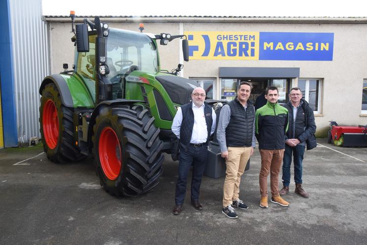 Le 13 janvier, à Sancheville. Aux côtés du patron de Ghestem agri, Mathieu Ghestem, et du responsable commercial après-vente Agco-Fendt, Jean-Marie Mondoly (à g.), Alexis Neveu (2e à d.) a repris possession de son tracteur Fendt entièrement refait à neuf.