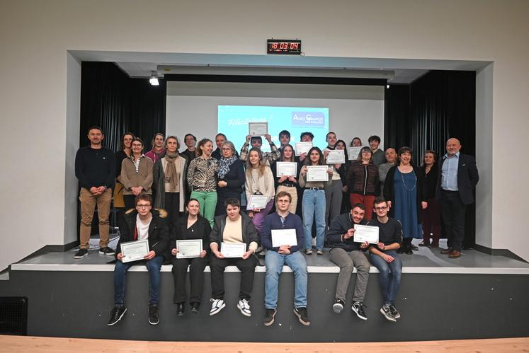 Vendredi 13 janvier, à Areines. Les anciens étudiants de BTS GPN* et BTSA Anabiotec** fiers de tenir leur diplôme entre les mains, récompense de deux années d'études.