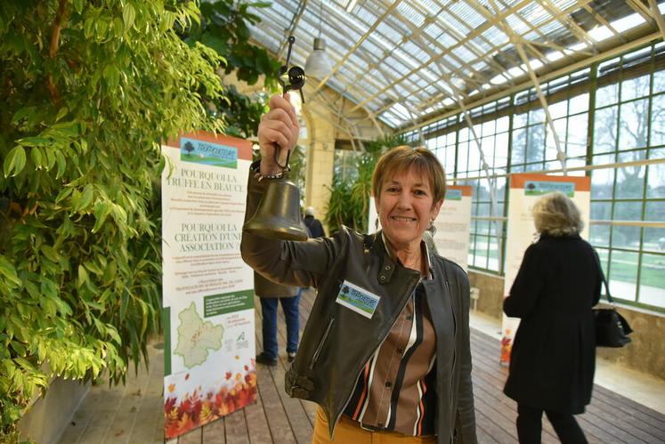 Voulant respecter la tradition, Marie-Christine Ligouis a sonné la cloche afin de lancer officiellement cette seconde édition du marché organisée par l'Association des trufficulteurs de Beauce-Val de Loire qu'elle préside.