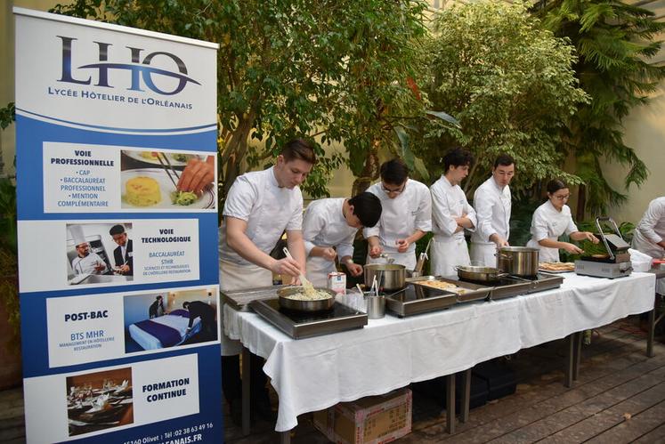 Cette année, quatre élèves du lycée hôtelier de l'Orléanais étaient présents afin de proposer à la dégustation des bouchées à base de truffe.