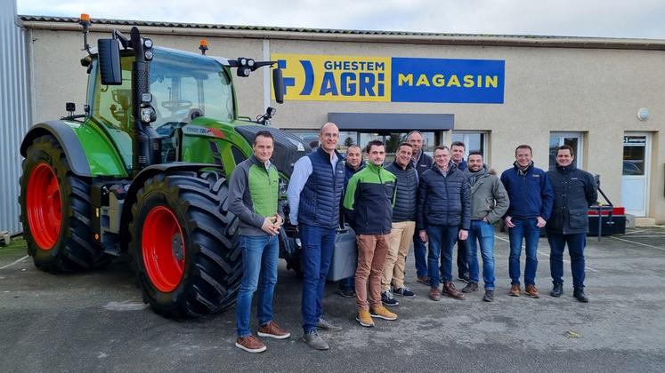 Le 13 janvier, à Sancheville. La remise du tracteur refait à neuf à Alexis Neveu (3e à g.) a été l'occasion d'un moment convivial avec toute l'équipe de la concession.