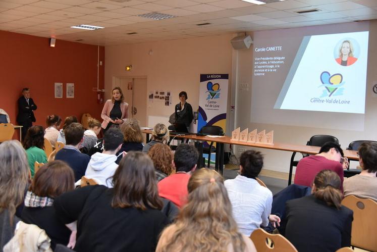 Vendredi 13 janvier, à Orléans. Carole Canette, vice-président de la Région, a remis les trophées des Défis réduc-gaspi aux établissements.