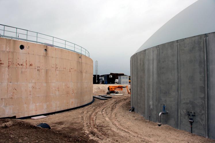 À gauche, le digesteur en cours de construction, au toit plat. Le digestat sous sa forme liquide est quant à lui stocké dans la cuve de droite, dotée d'un gazomètre.