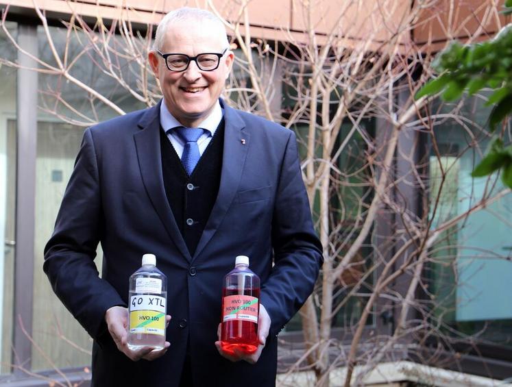 Plus cher, le HVO 100 de Total est un gazole destiné aux entreprises qui veulent améliorer leur bilan carbone. Ici, David Foissy présente un flacon standard de HVO et un autre coloré en rouge pour l’agricole et les travaux publics.