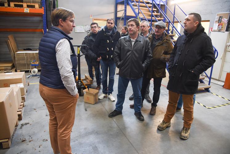 Mercredi 18 janvier, à Auneau. Les représentants des Cuma euréliennes ont visité le site d'Amazone, sous la houlette de Céline Rathuéville (à d.).