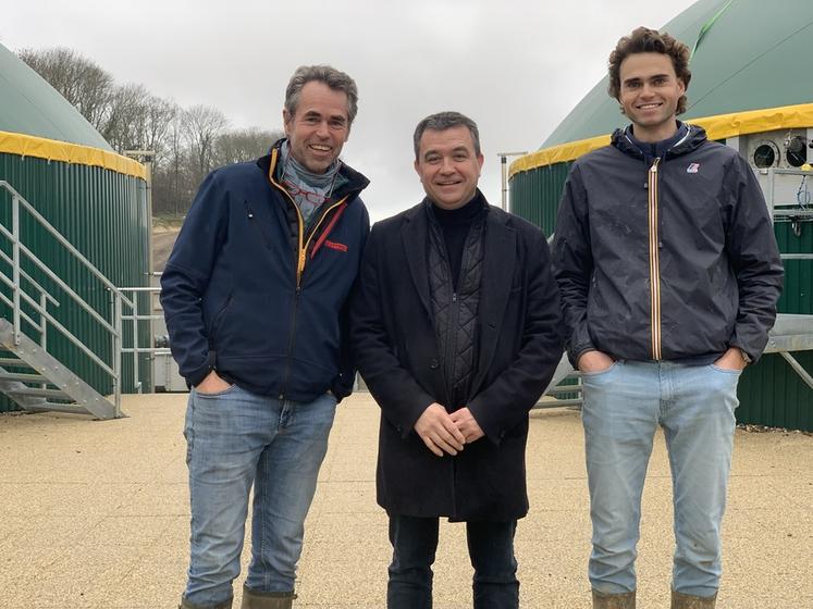 De g. à d.	: Rémi Chombart et Laurent Degenne, associés à l’origine du projet, et Pierre Chombart, responsable du site.	Leur idée est de maximiser les capacités de production qu’offre la méthanisation.