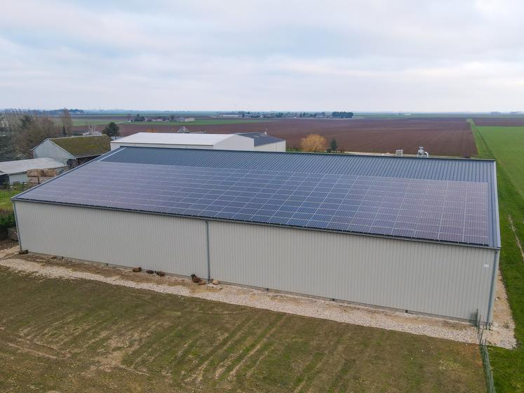 Les panneaux photovoltaïques sont installés sur un bâtiment de 1	000 m². 