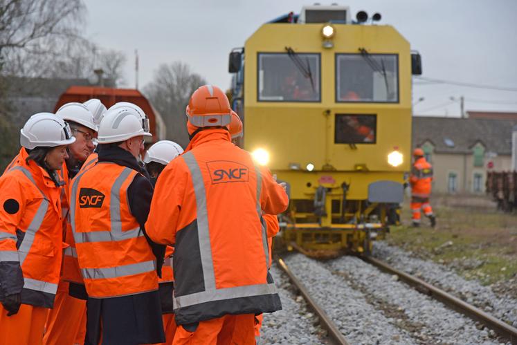 Lundi 23 janvier, médias et élus régionaux visitaient un chantier à Patay, afin d’assister à une opération de bourrage.