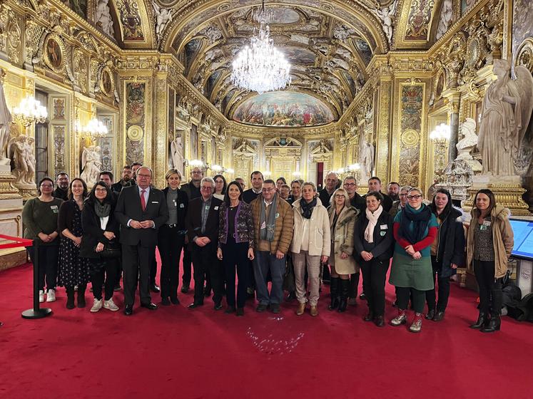 Paris, mardi 17 janvier. Un des deux groupes aux côtés des sénateurs Pierre Cuypers et Anne Chain-Larché.