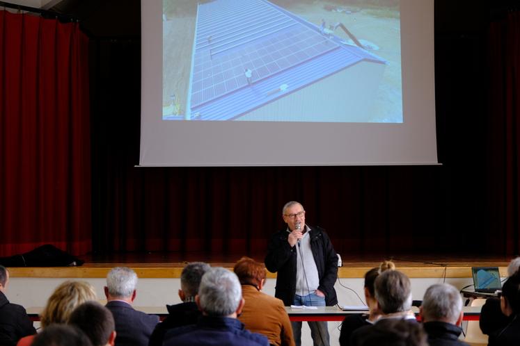Jeudi 26 janvier, à Morée. Guy Genty, ancien président de la Cuma des vignerons réunis, est revenu sur la mise en place d'un bâtiment photovoltaïque.