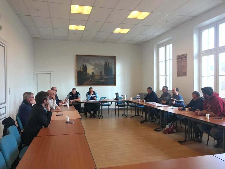 Au Mérévillois (Essonne), le mercredi 7 décembre. Une rencontre a été organisée entre la profession agricole, la gendarmerie, la police municipale et les maires du Mérévillois et d’Angerville.