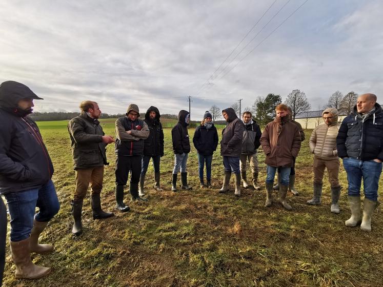 Jutigny, lundi 16 janvier. Après un échange avec Valentin Ovet, agriculteur biologique à Villebéon, la vingtaine d'adhérents de Crécy-Meaux visitent les vergers de Pierre-Marie Fahy.