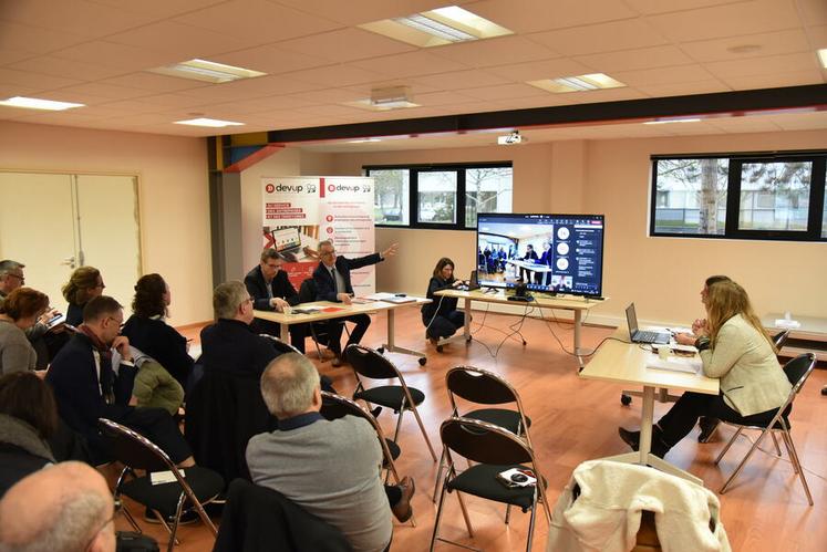 Orléans, le 30 janvier. L'équipe Dev'Up a présenté à la presse ce nouvel outil et ses différentes fonctionnalités.