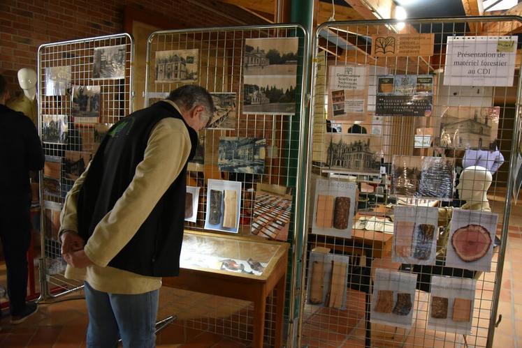 Des images d'archives du Lycée des Barres étaient présentées.