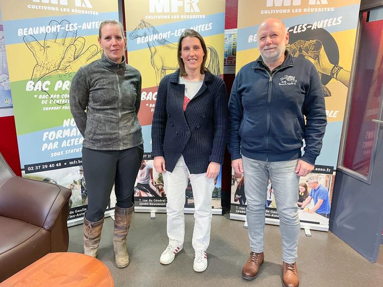 Une partie de l'équipe d'encadrement de la filière hippique de la MFR : Maud Pichot, Marion Mayet et Philippe Briand, moniteurs d'équitation.