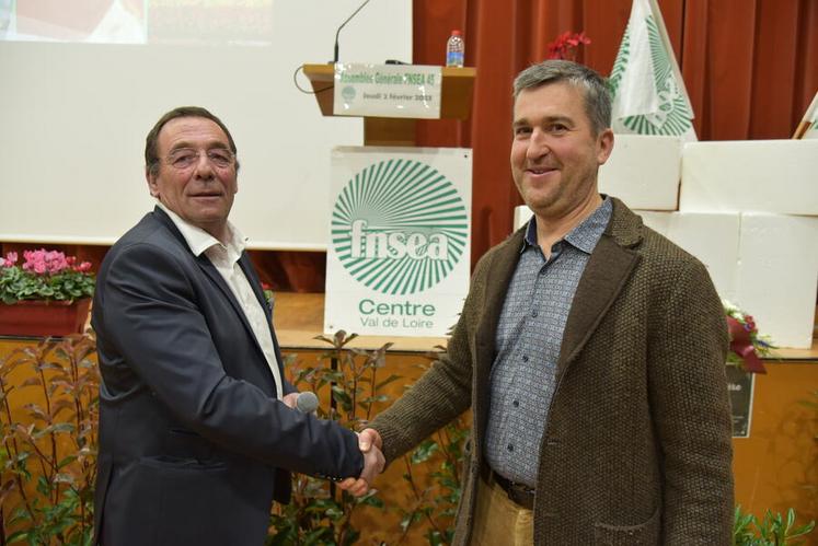 Patrick Langlois, président sortant (à g.), et son successeur à la tête de la FNSEA 45, Sébastien Méry.