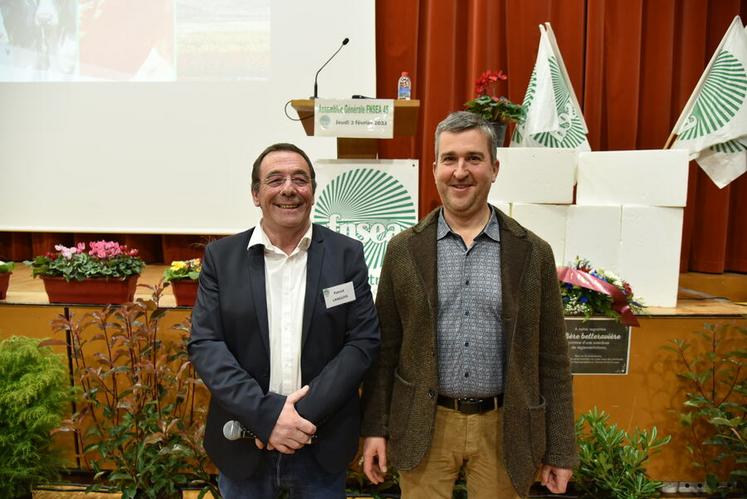 Patrick Langlois, président sortant (à g.), et son successeur à la tête de la FNSEA 45, Sébastien Méry.