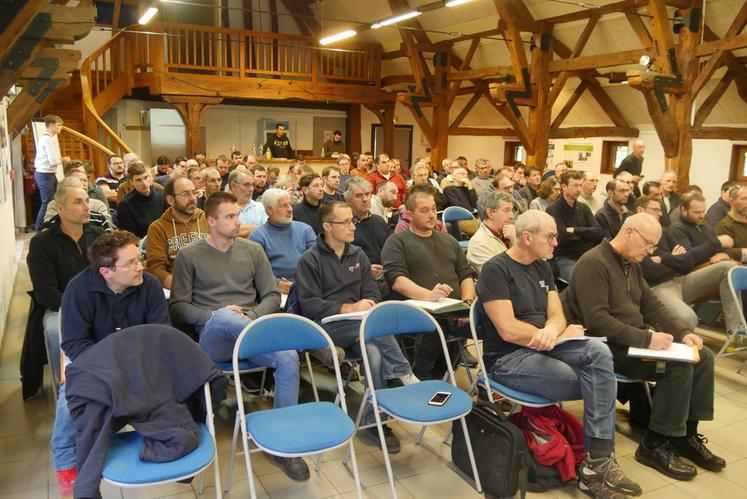 Une bonne centaine d’agriculteurs ont fait le déplacement de toute la France pour échanger sur la gestion de l’azote en agriculture de conservation des sols.