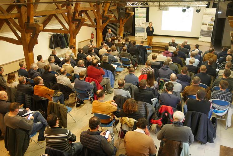 Une bonne centaine d’agriculteurs ont fait le déplacement de toute la France pour échanger sur la gestion de l’azote en ACS.