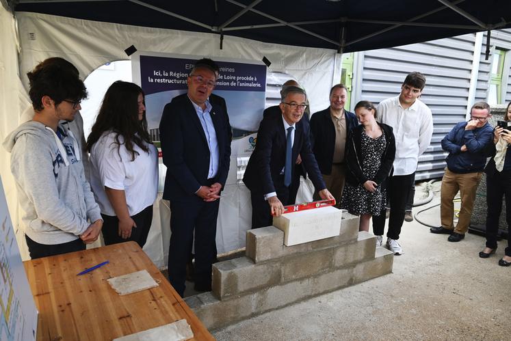 En septembre dernier, François Bonneau, président du conseil régional de Centre-Val de Loire, avait posé la première pierre pour la rénovation de l'animalerie du lycée agricole de Vendôme.