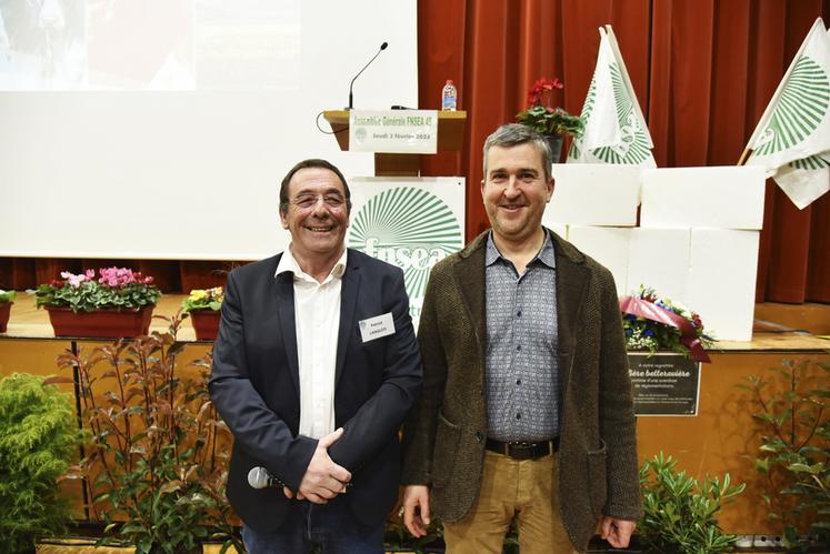 Patrick Langlois (à g.) laisse sa place de président de la FNSEA 45 à Sébastien Méry.