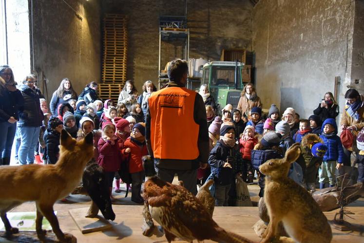 Les plus jeunes découvraient les animaux qui pourront évoluer dans ces plantations.