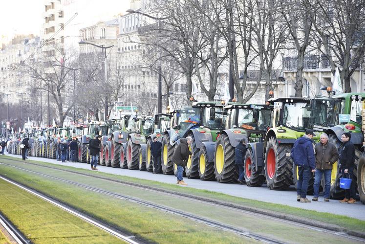 Arrivés à Paris, les tracteurs ont stationné symboliquement devant le Parc des expositions, porte de Versailles, qui accueillera le Salon de l'agriculture dans quinze jours.