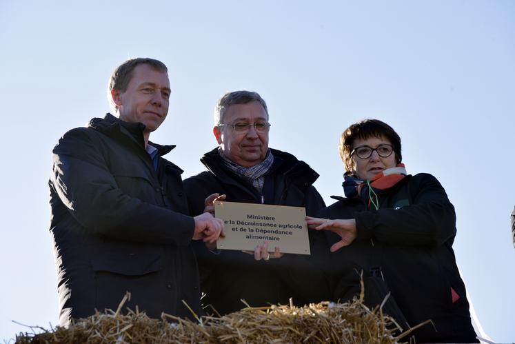 Une plaque « Ministère de la décroissance agricole et de la dépendance alimentaire » a été remise à Christiane Lambert, chargée de la transmettre à Emmanuel Macron lors du prochain Salon.