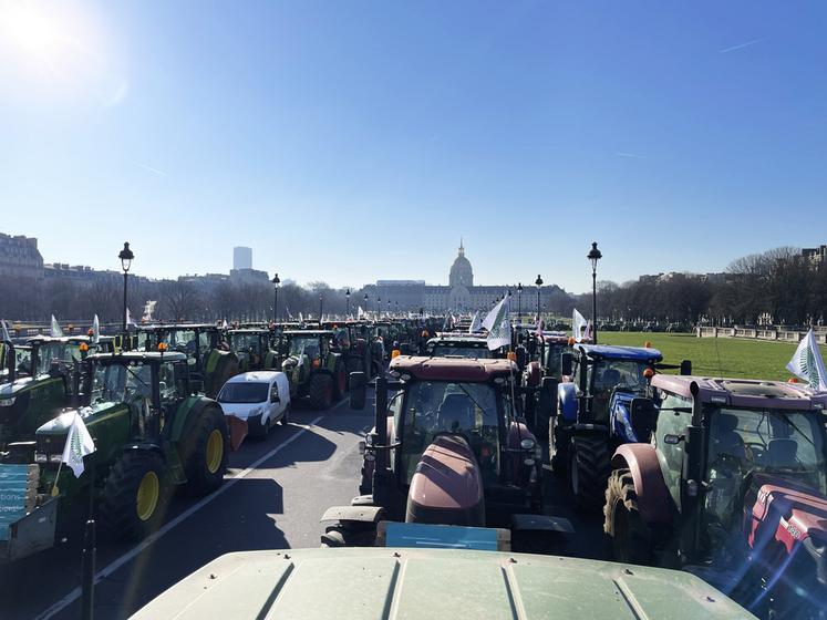Plus de 650 tracteurs ont stationné sur le boulevard près des Invalides.